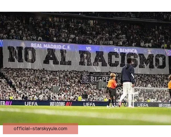 伯纳乌球迷举横幅呼吁反种族主义 伯纳乌球迷举横幅呼吁反种族主义